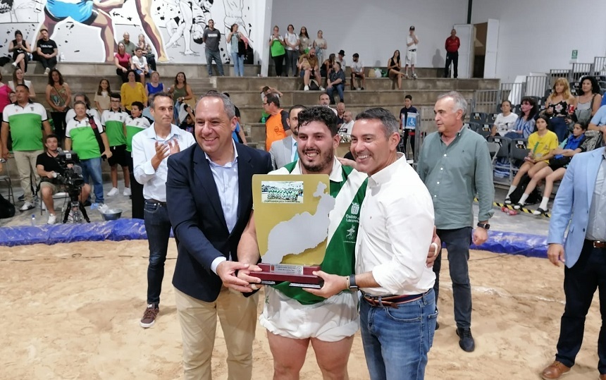 Oswaldo Betancort y Juan Monzón entregando el trofeo al equipo ganador.