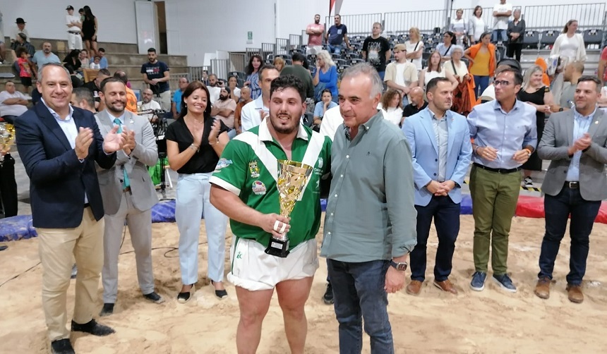 Mamerto Cabrera, del grupo CICAR, al lado también de los campeones.