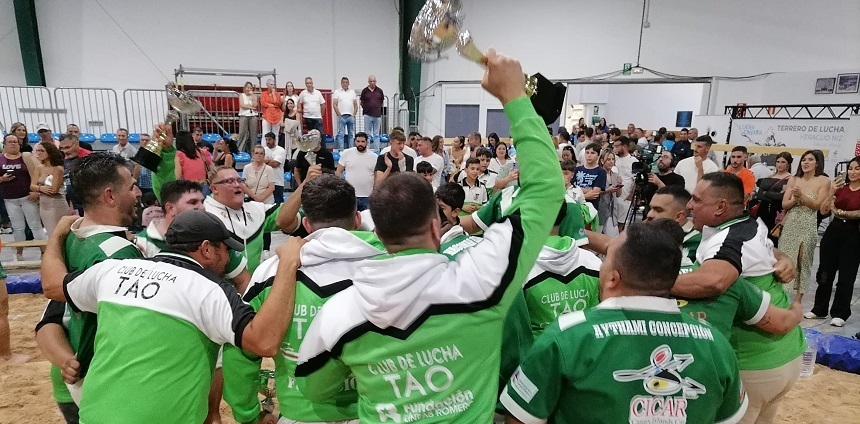 El equipo soltó toda la tensión durante la celebración.