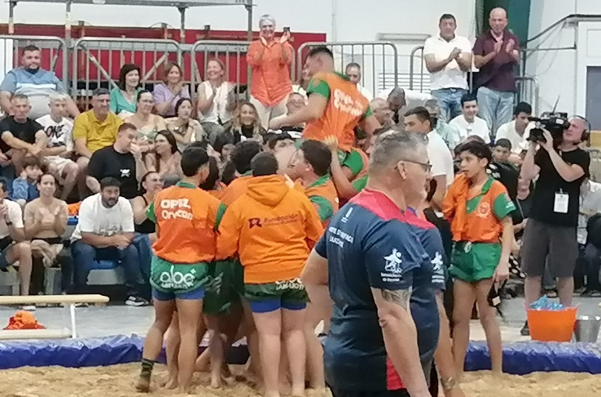 Los luchadores del Unión Norte celebrando el triunfo.