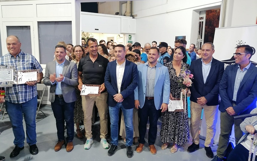 Las autoridades que acudieron al evento con los familiares y los recuerdos que les entregaron.