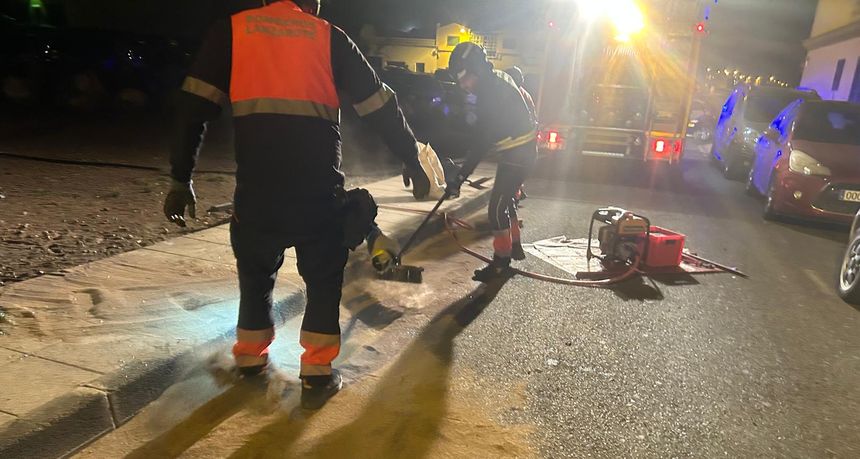 Momento en el que los bomberos limpiaron la calzada