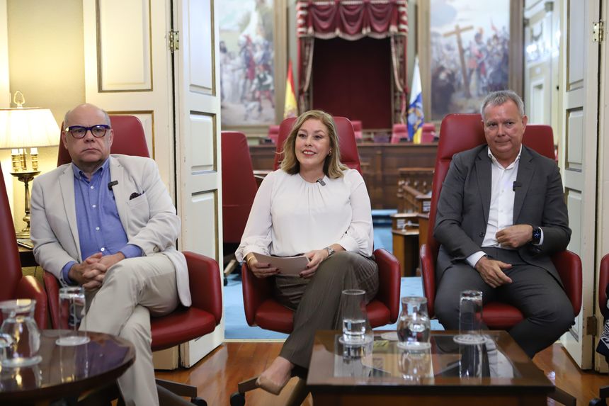 José Miguel Barragán, Astrid Pérez y Sebastián Franquis en el Parlamento.