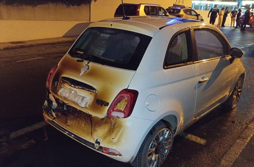 Estado en el que quedó el coche afectado por el incendio de los contenedores.