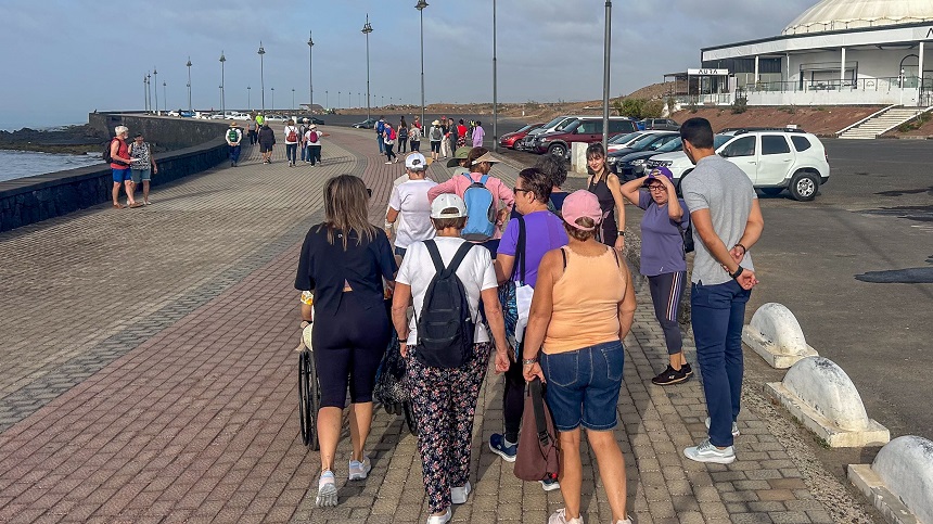 Paseo saludable mayores en Arrecife.