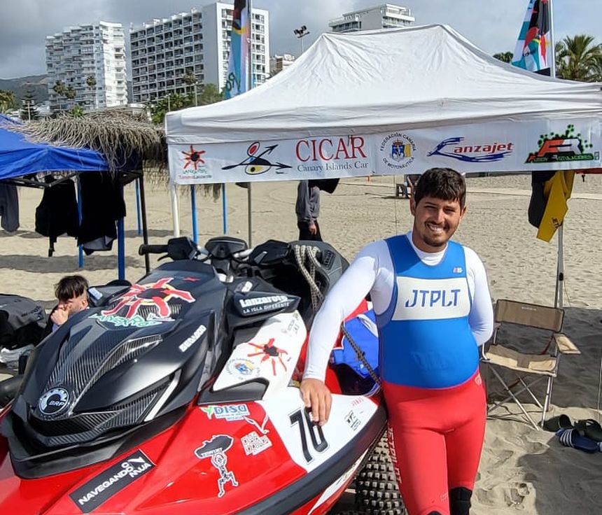 Daniel Hernández al lado de su nueva moto.