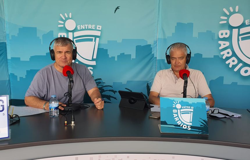 José Juan Cruz con Chalo Frías durante la entrevista de este lunes.