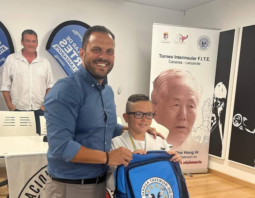 El alcalde de Arrecife con uno de los niños del club.