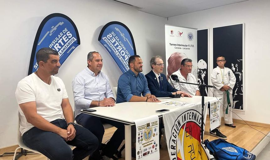 Imagen de la presentación con la presencia de las autoridades locales.