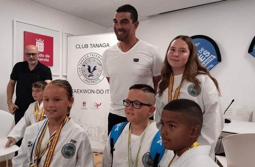 El concejal de Deportes de San Bartolomé con alguno de los campeones que tiene el club lanzaroteño.