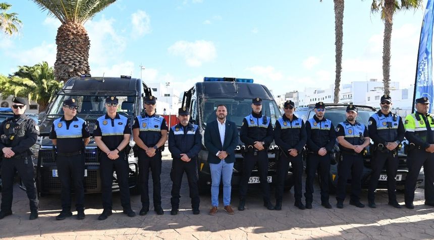 Los agentes posando con el alcalde.