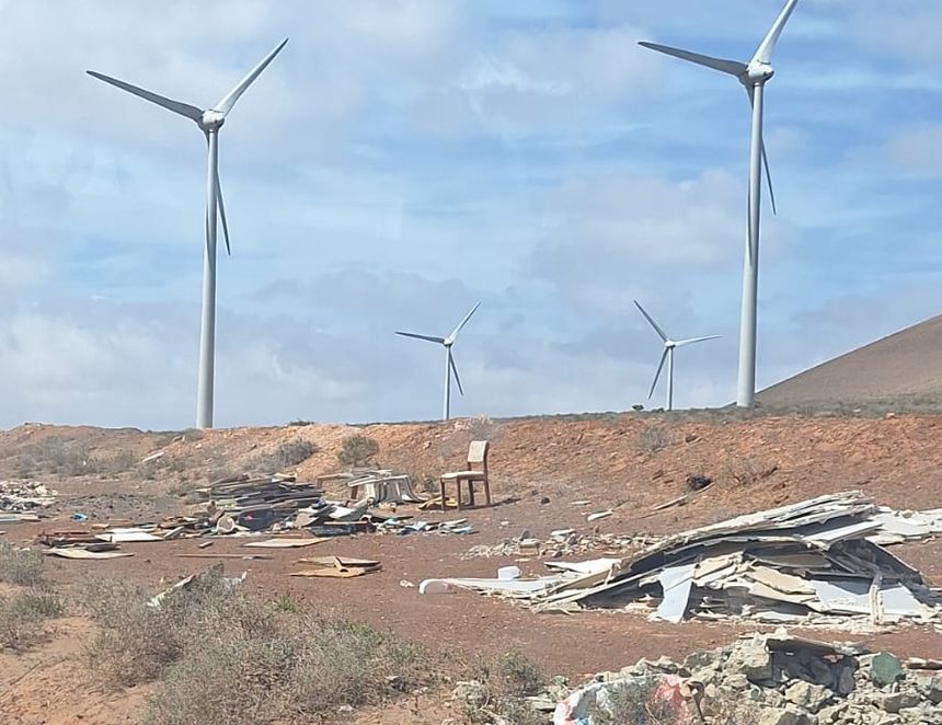 Restos de todo tipo cerca de los molinos.