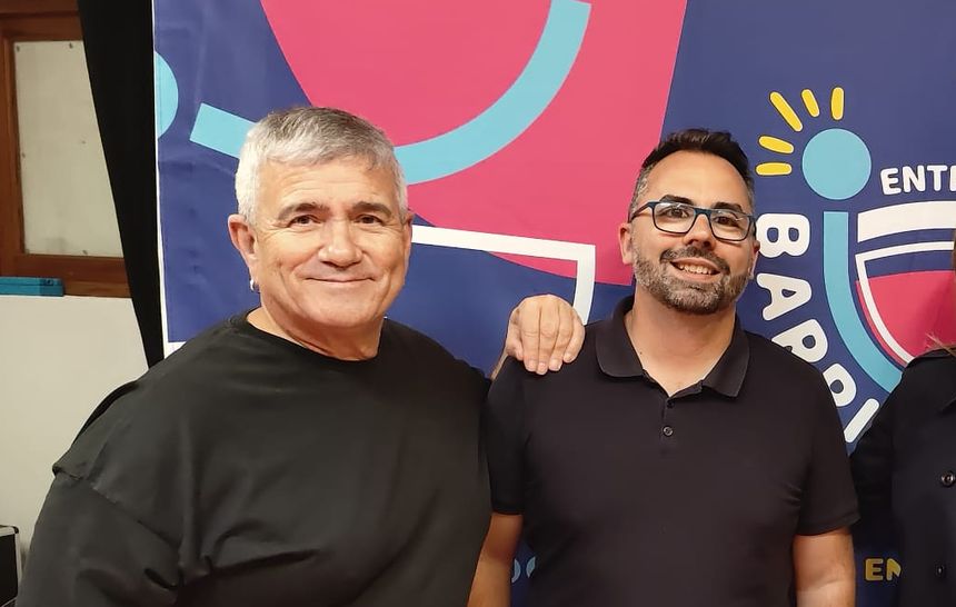 El concejal de Festejos del Ayuntamiento de Arrecife junto a Chalo Frías, presentador de Entre Barrios.