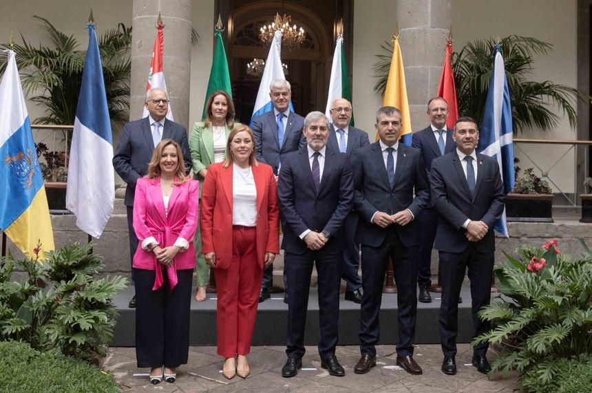 Foto de familia de la primera Conferencia de Presidentes de Canarias.