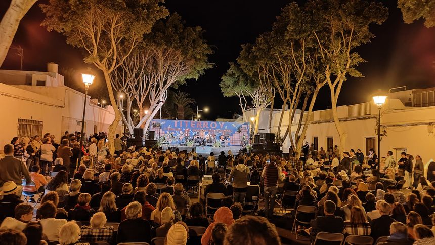 Cientos de vecinos se dieron cita en este espectacular concierto.