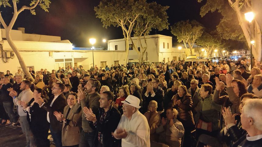 El público aplaudió y coreó las durante la hora y media que duró el concierto.