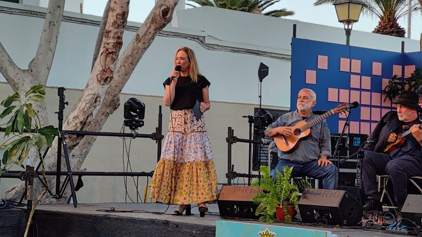 El concierto estuvo presentado por la periodista de Crónicas Laura San José.