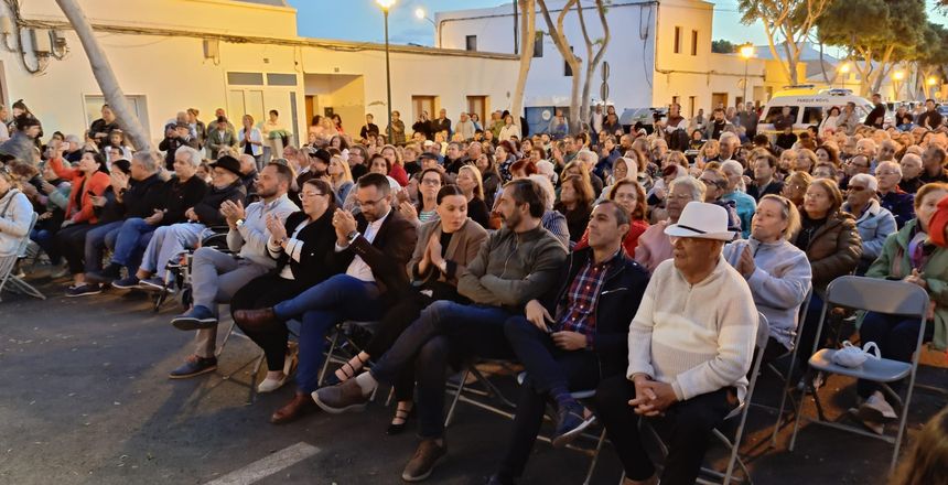 Autoridades como el alcalde de Arrecife y el concejal de Festejos, así como el senador por la Comunidad Autónoma o la consejera de Cultura del Gobierno canario, no se quisieron perder el evento