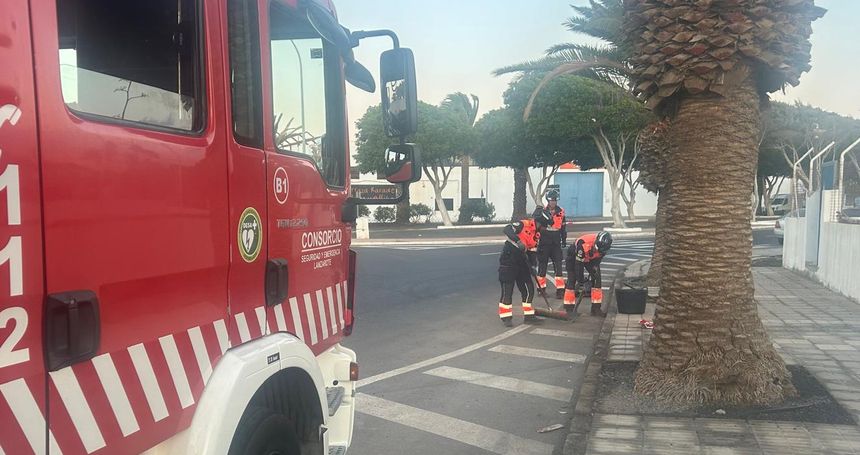 Los bomberos se tuvieron que emplear a fondo para devolver la zona a su estado original