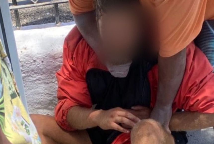 Imagen del individuo en el momento en el que le detuvieron los vecinos del barrio