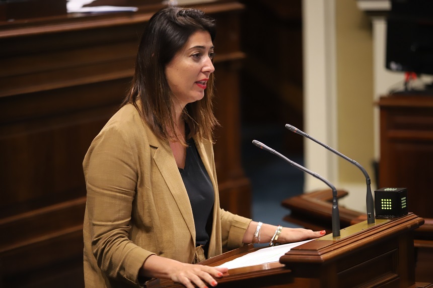 Yaiza López Landi en el Parlamento de Canarias.