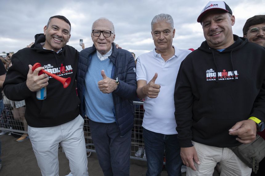 El presidente del Cabildo, el consejero de Deportes y el alcalde de Tías en el arranque de la prueba