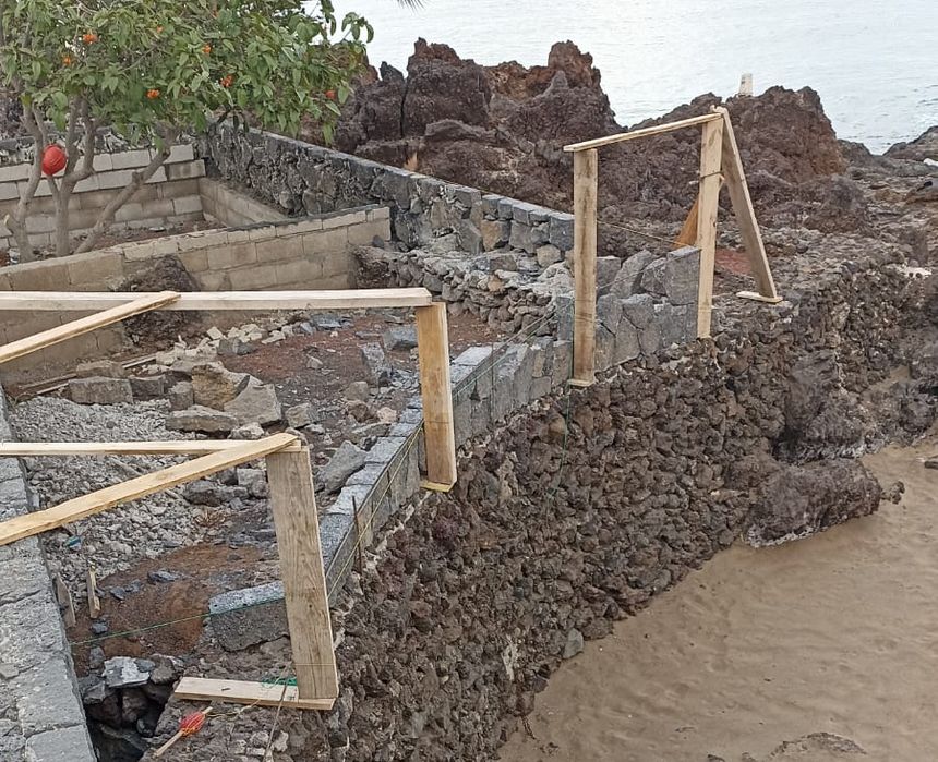 Imagen de la obra que se está haciendo pegada a la marea en Puerto del Carmen