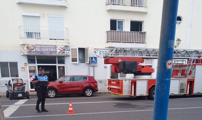Imagen de la zona donde se ha producido el incendio acordonada por la Policía Local de Arrecife