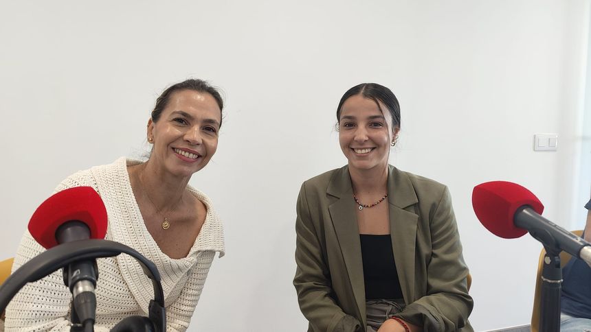 Maite Corujo y Ariadna Rodríguez en el taller de radio.
