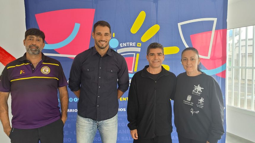 Oriol Viñoly, Rosmen Quevedo y Francis Rodríguez junto a una responsable del Club de Gimnasia Isla de Lanzarote.