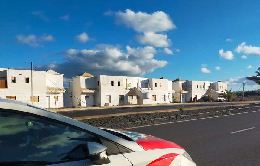 Zona de apartamentos que está peor que la mayoría de los chalets reformados.