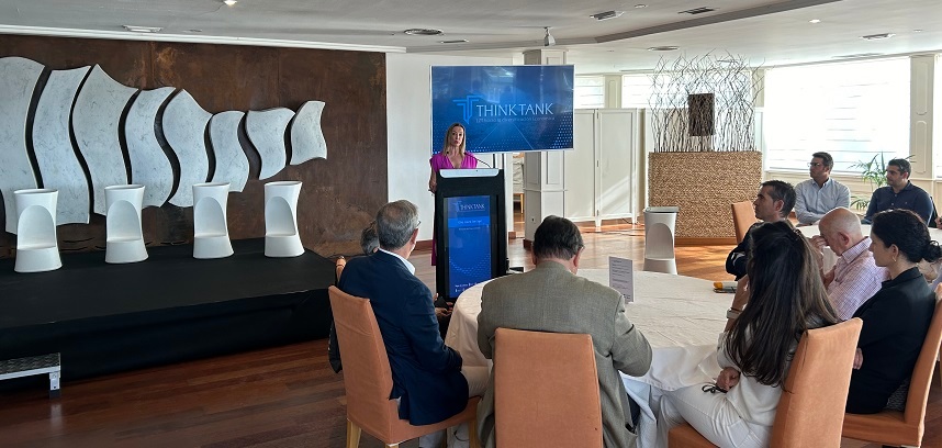 Laura San José realizando la presentación del evento.