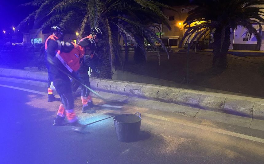 Los bomberos recomponiendo la zona siniestrada cerca del hospital