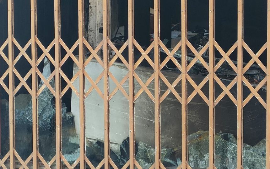 Así quedó tras el incendio uno de los laterales del conflictivo inmueble