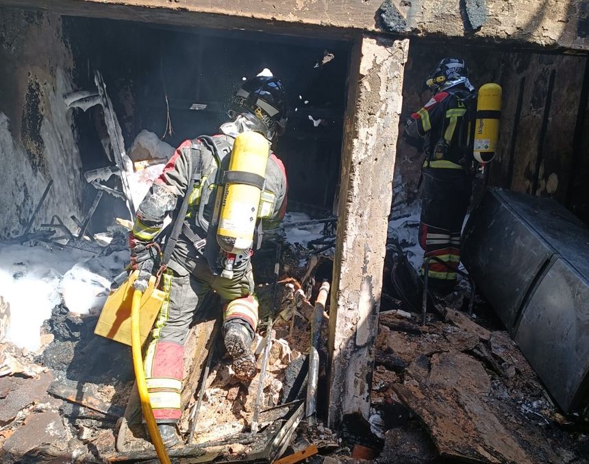 Así quedó el interior de la casa okupa tras el incendio y la actuación de los bomberos.