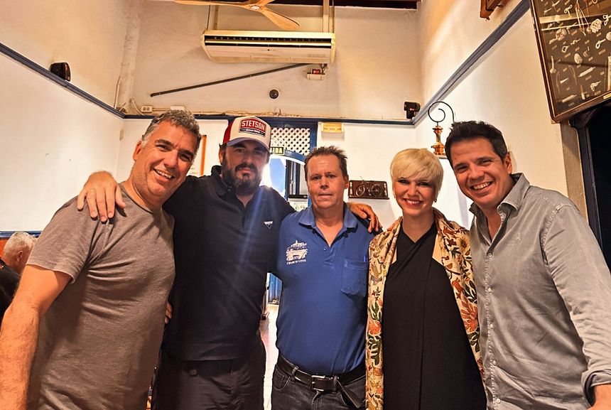 Ciro y Pancho Corujo con Pasión Vega en un conocido bar de Arrecife.