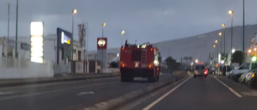 Los bomberos del aeropuerto subiendo de urgencias ya de noche a Zonzamas