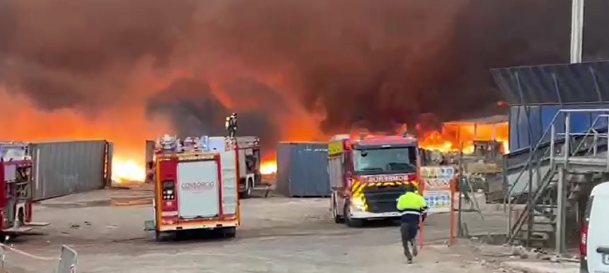 Los operarios de la empresa trataron de ayudar en la medida de sus posibilidades a los bomberos.