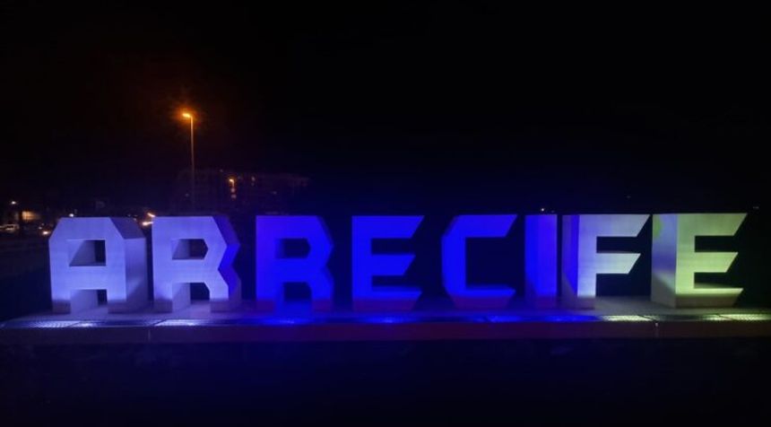 También iluminaron las letras de entrada a la ciudad