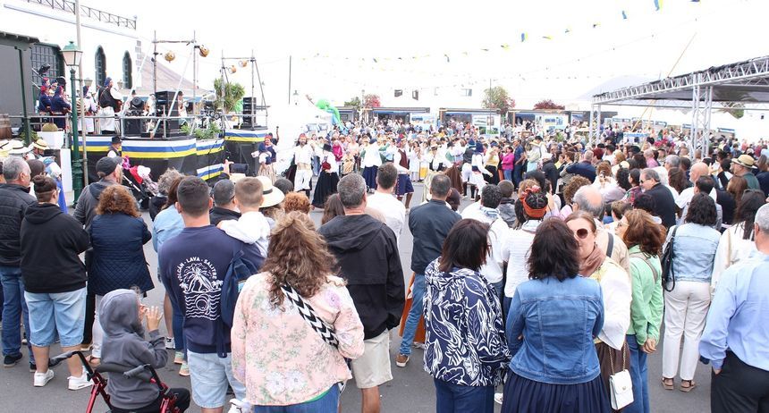 Imagen de la gente que llenó de nuevo la plaza de Mancha Blanca