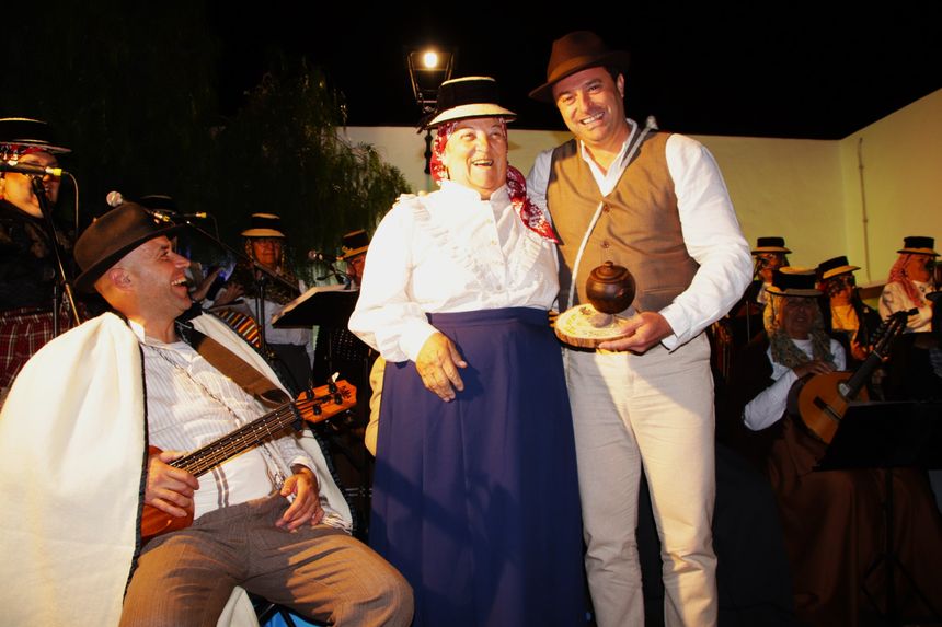El alcalde participó también en los actos de noche de Uga