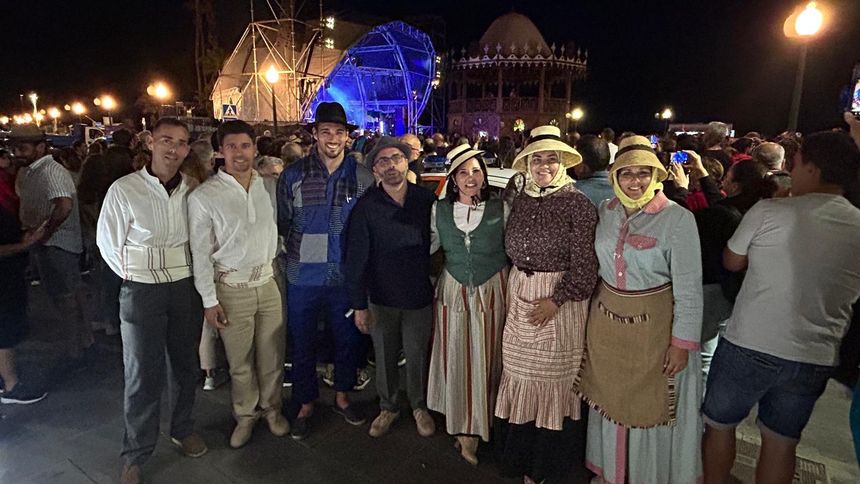 Parte del Gobierno municipal disfrutando del concierto