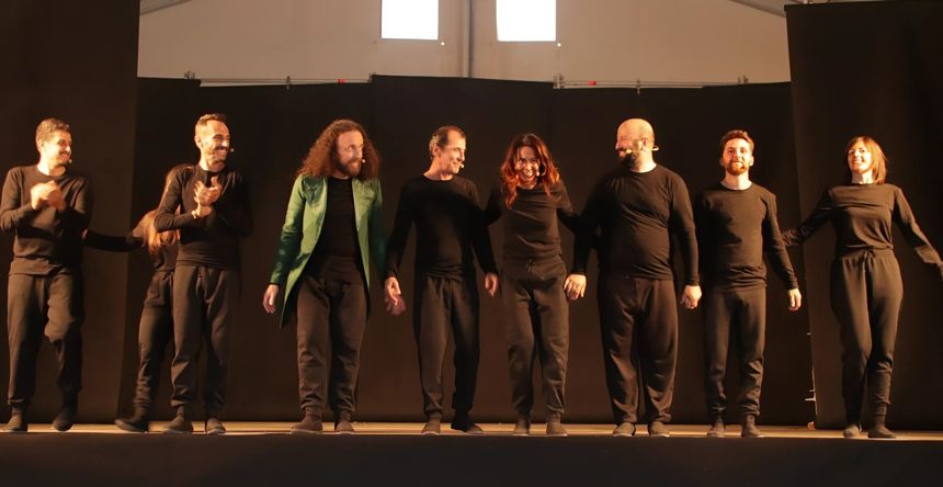 Los actores saludando al público