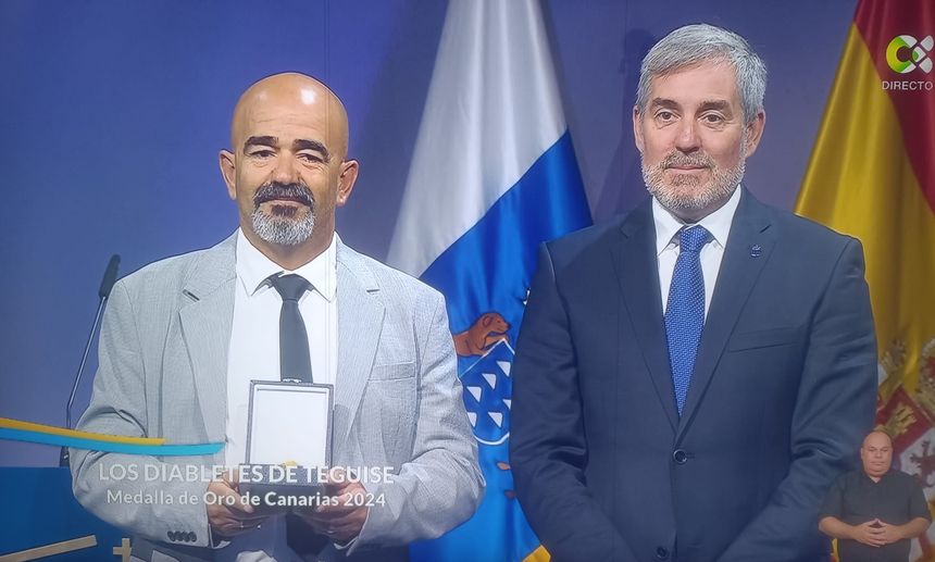 Imagen de la Televisión Canaria en el momento en el que Fernando Clavijo hace entrega de la distinción al presidente de la Agrupación teguiseña, Víctor Padrón