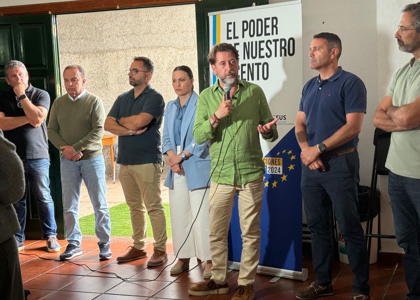 Carlos Alonso hablando a sus compañeros de partido en un acto celebrado en Tinajo