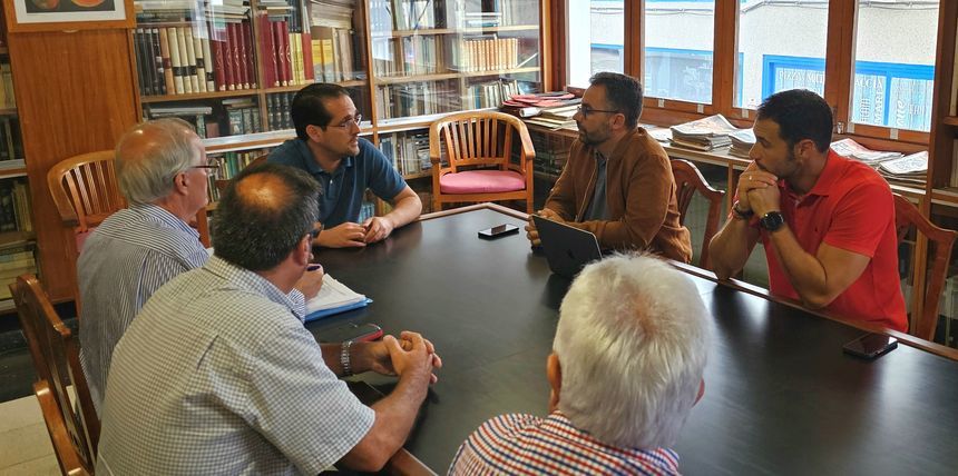 El teniente de alcalde de Arrecife, Echedey Eugenio y el concejala de Juventud y Mayores, Rosmen Quevedo, con la nueva directiva de la Sociedad Democracia (3) (3)