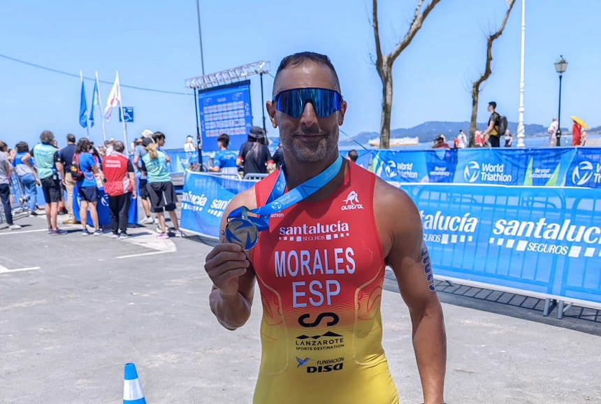 Lionel Morales mostrando orgulloso su medalla.