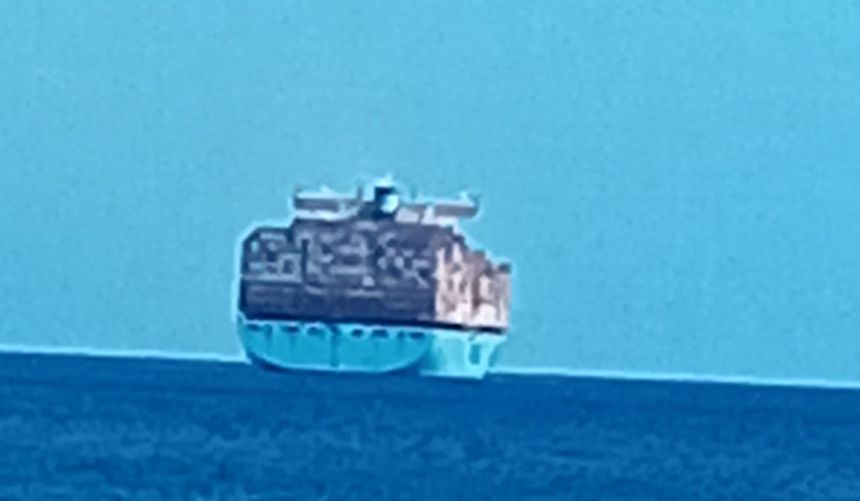 Imagen del barco captada por un vecino abandonando la costa de Lanzarote para seguir su ruta habitual.