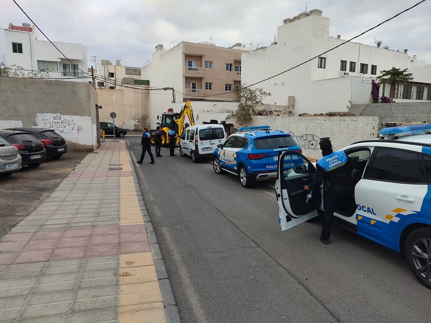 El Ayuntamiento de Arrecife derriba una casa vieja por seguridad, y evitar sea un foco de okupas . La Policía Local estuvo presente para la seguridad en la zona
