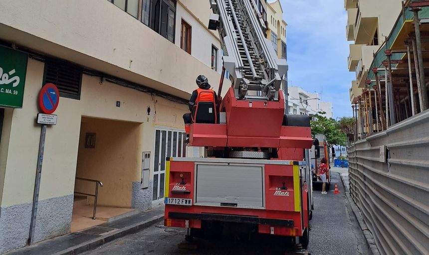 Los bomberos utilizaron la autoescala para poder llegar al lugar donde no respondía la persona que estaban buscando